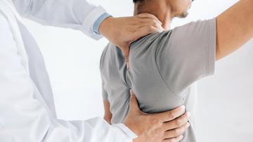 fájdalom a gerinc közelében a lapockák között